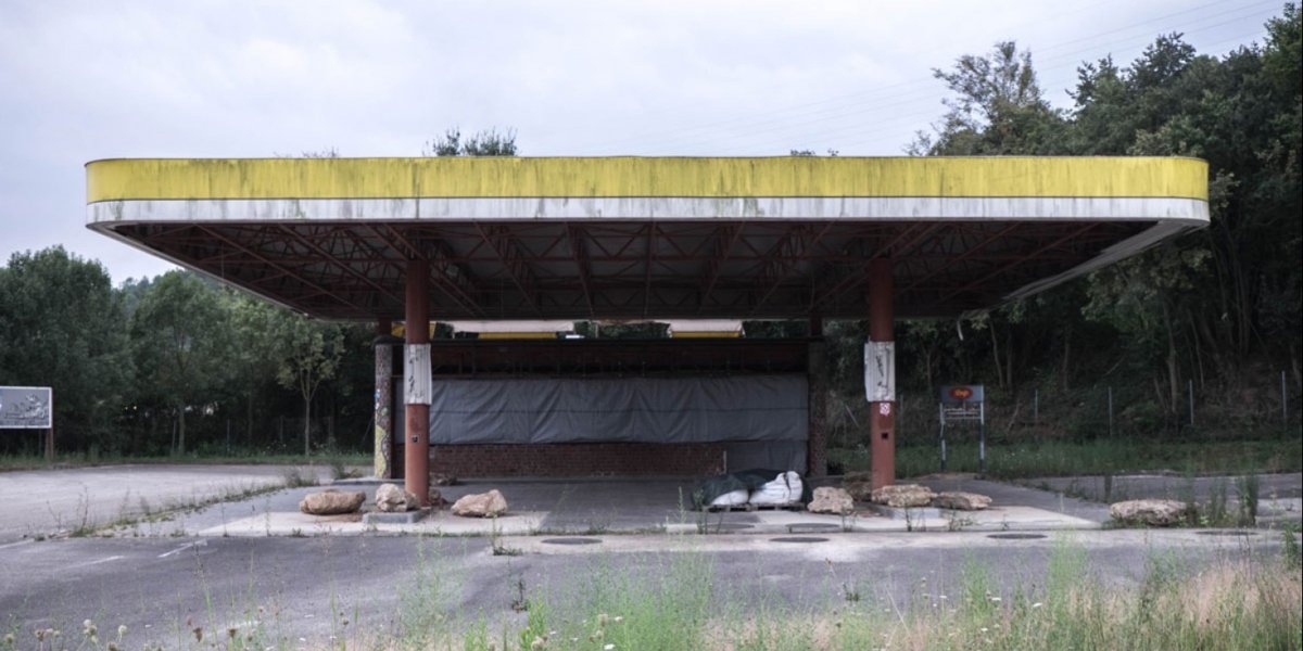 Image missing description