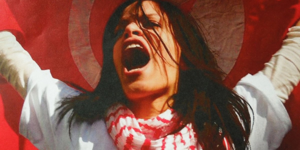 demonstrant som brøler med flagg