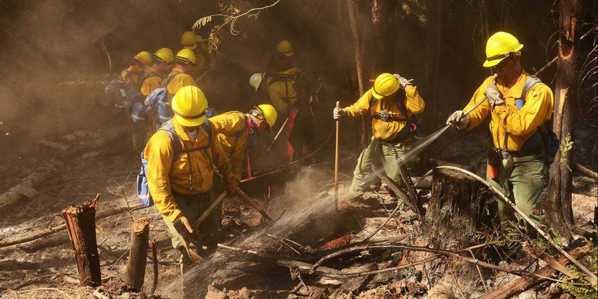 MANNSKAP FRA WASHINGTON AIR NATIONAL GUARD JOBBER MED Å SLUKKE SHEEP CREEK FIRE I NÆRHETEN AV NORTHPORT, WASHINGTON 6. AUGUST 2018