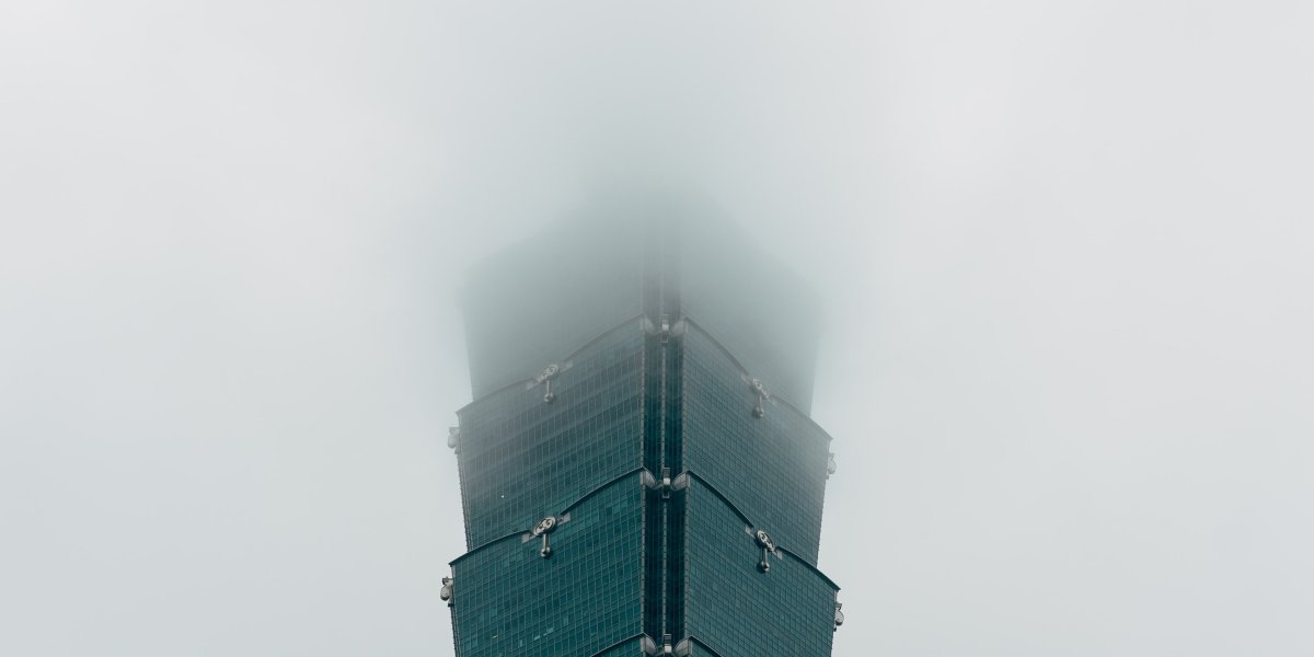 Tårn i Taipei i tåke.