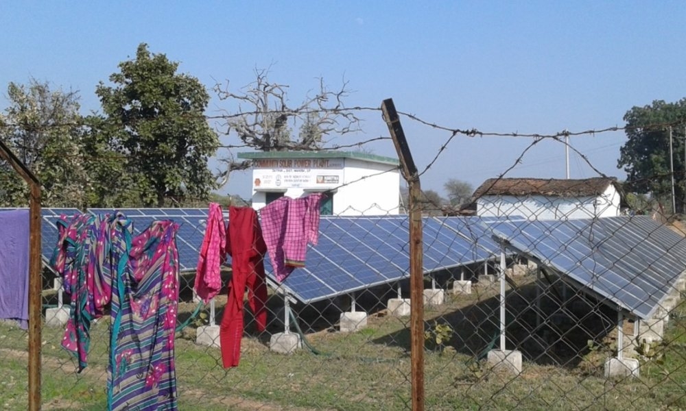 Foto av soldrevet kraftverk i en landsby.
