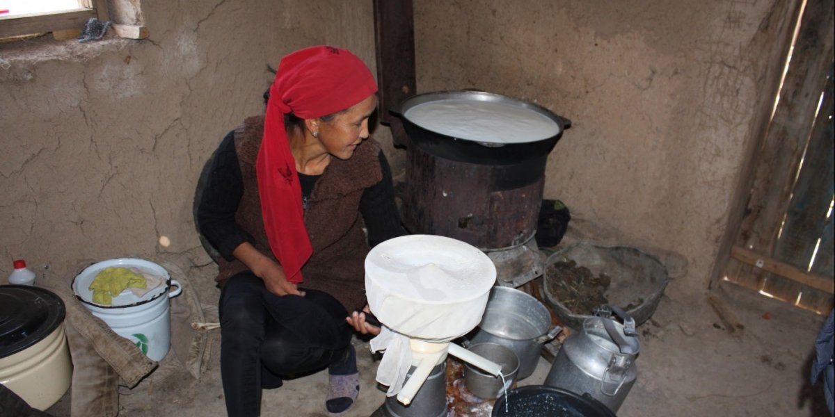 Kvinne lage mat i Krigisistan