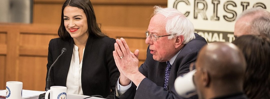 Bilde av Alexandria Ocasio-Cortez og Bernie Sanders.