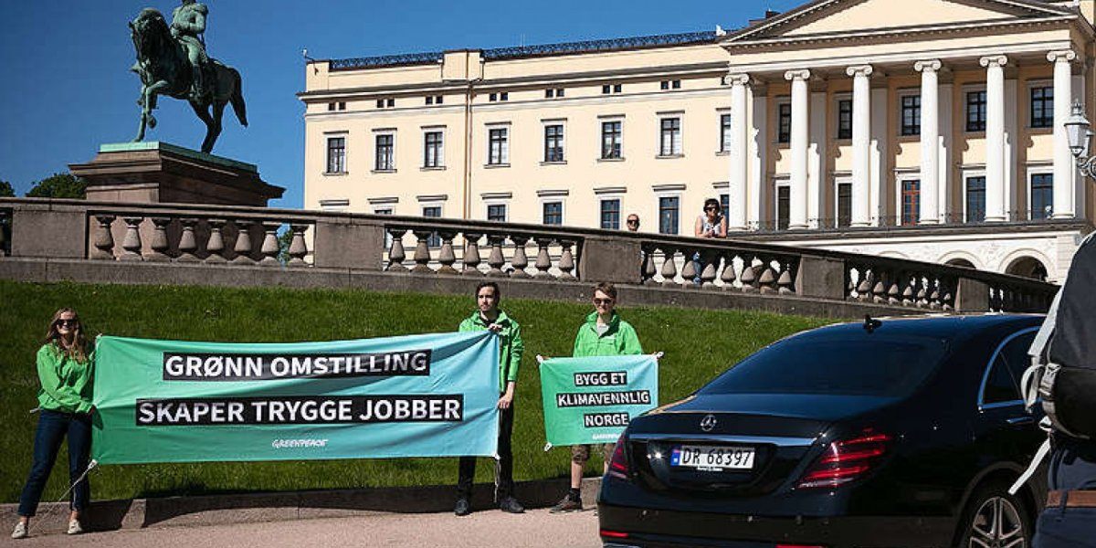 Demonstranter foran slottet.