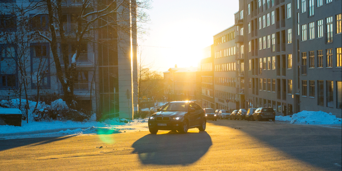 Bil i urbant miljø i solnedgang