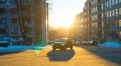 Bil i urbant miljø i solnedgang