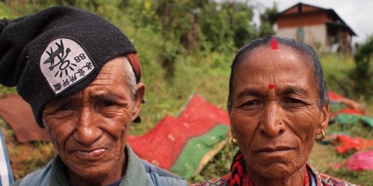 Portrettbilde av mann og kone på landsbygda i Nepal.