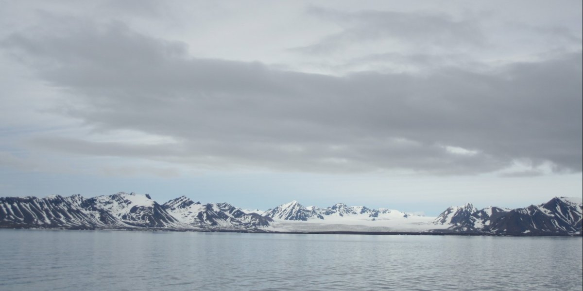 Hav, fjell og snø på Svalbard.