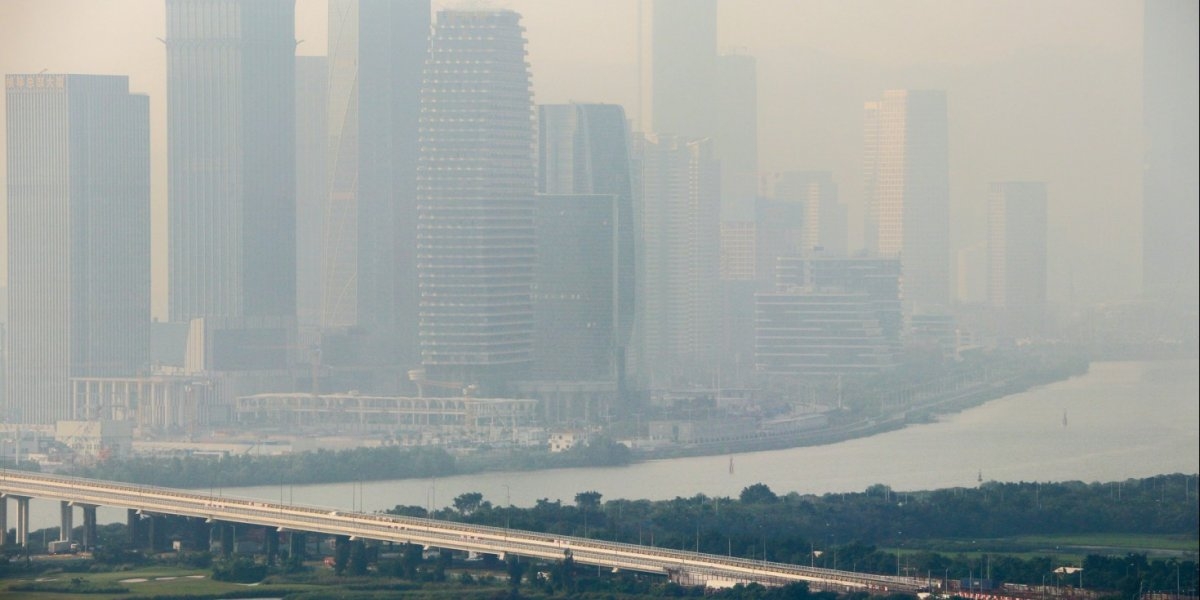 Bildet viser en storby innhyllet i smog