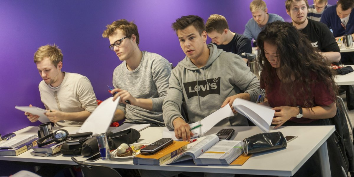 FOR FØRSTE GANG BER NORSKE UTDANNINGSMYNDIGHETER LÆREPLANGRUPPENE INKLUDERE BÆREKRAFTIG UTVIKLING FRA STARTEN AV I FORBINDELSE MED EN SKOLEREVISJON.