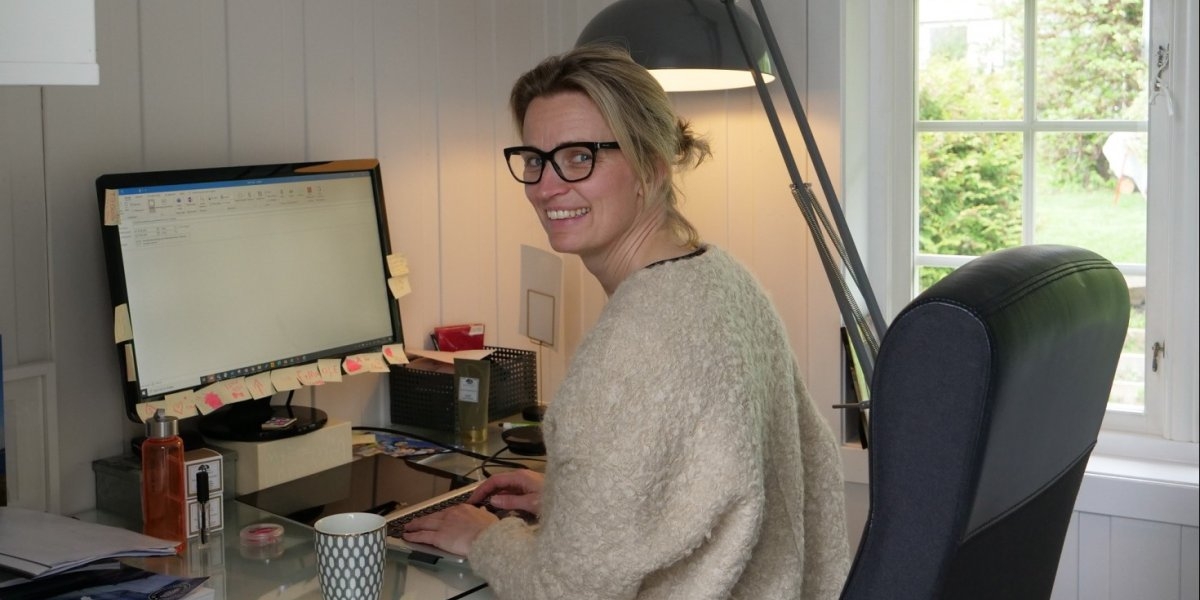 ÅTTE UKER PÅ GJESTEROMMET: CECILIE GULBRANDSEN HAR FUNNET SEG TIL RETTE MED HJEMMEJOBBING OG LAR DERMED BILEN STÅ.