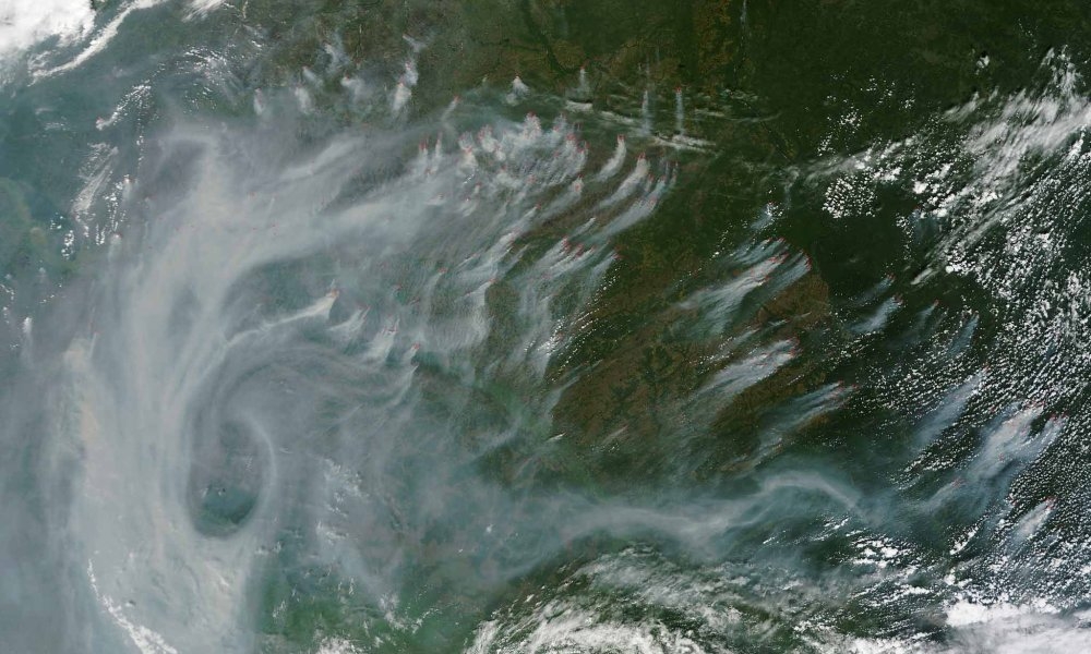 Satelittbilde over Russland som viser skogbranner