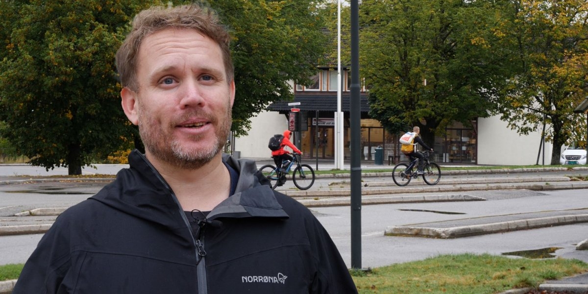 mann snakker foran syklister på vei