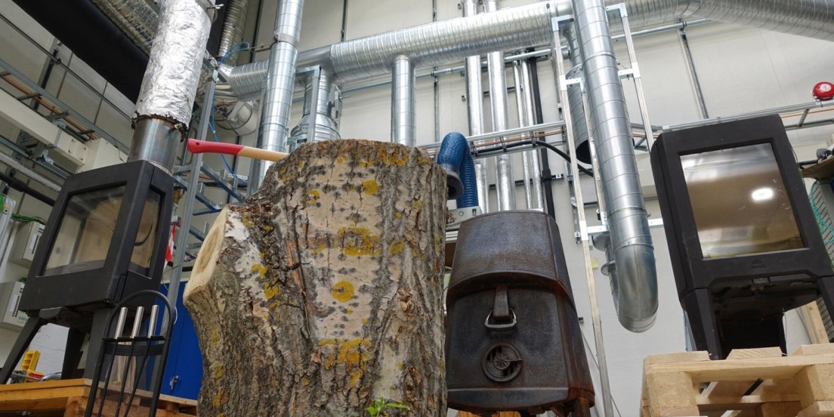 Fotografi av trestamme foran vedovner.