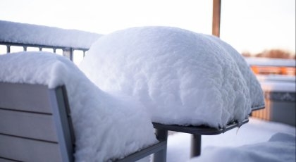 Bord og benk med masse snø på