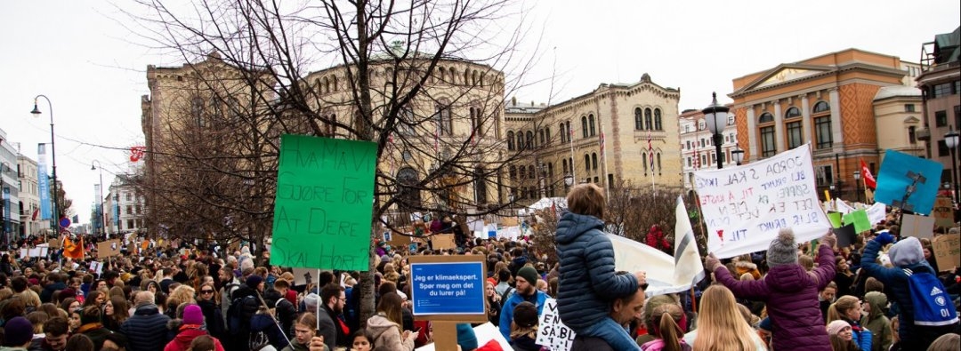Barn, unge og voksne på klimaprotest utenfor Stortinget i Oslo. Foto: Mari A. Mørtvedt. 