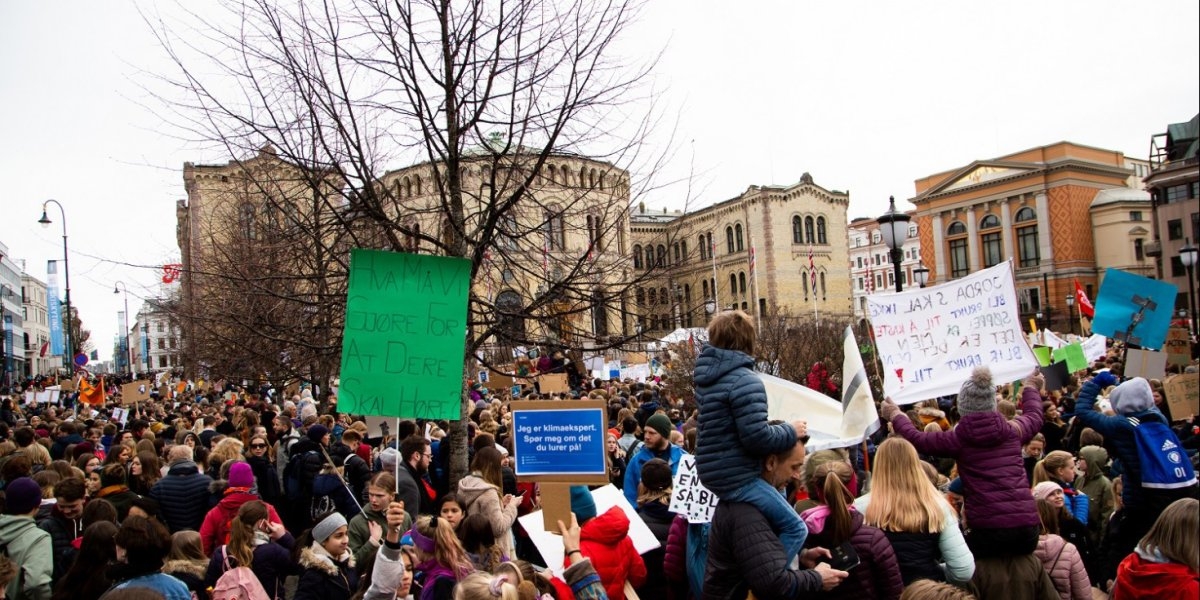 Bilde av ungdom i skolestreik for klima foran Stortinget