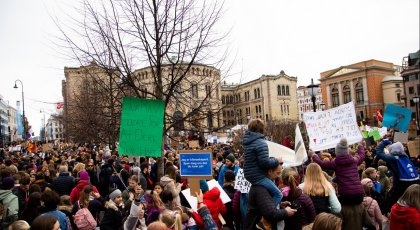 Bilde av ungdom i skolestreik for klima foran Stortinget