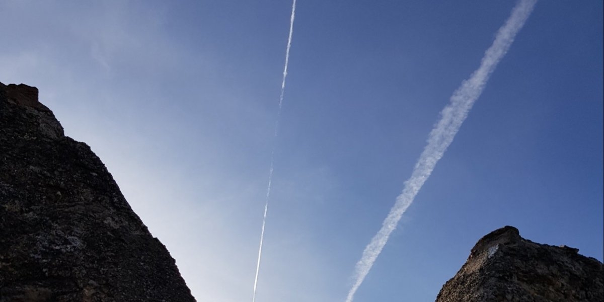 Kondensstriper over Malaga, Spania