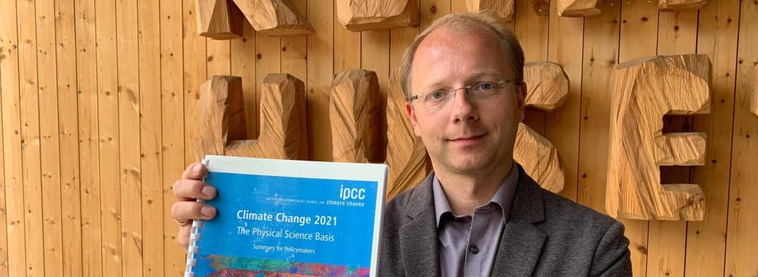 Bjørn Samset viser frem sammendraget av første del av FNs klimapanels sjette hovedrapport